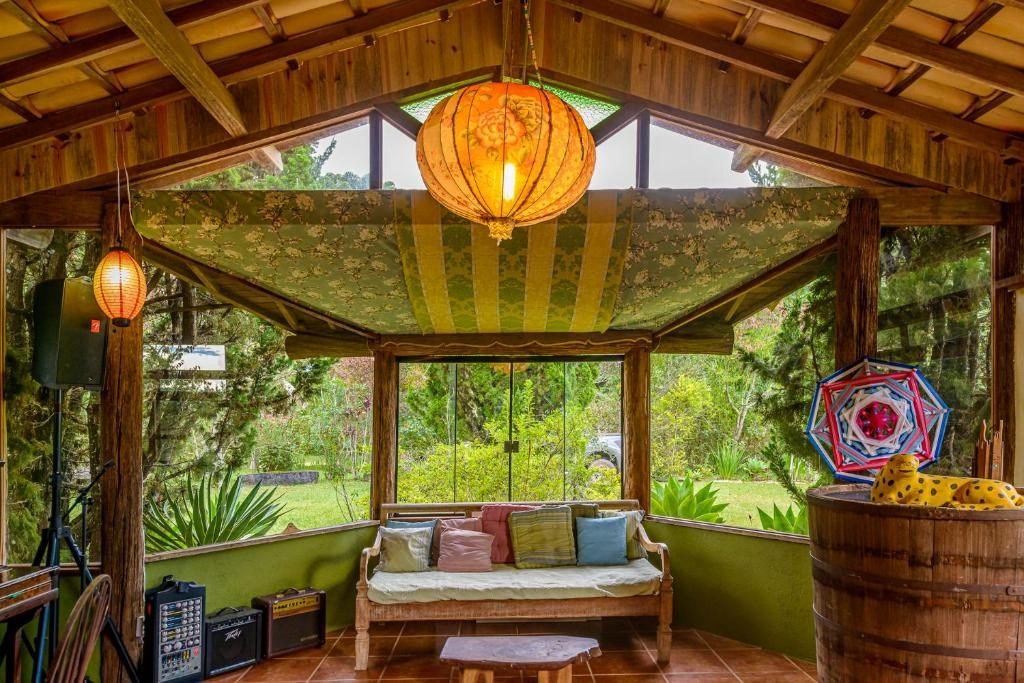 Varanda envidraçada com lanternas voltada para o jardim
